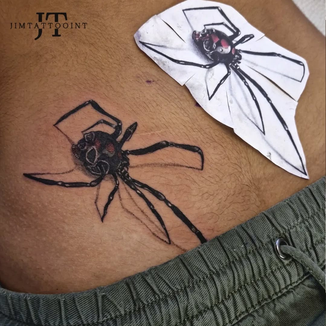 Tatuaje Blackwork Barcelona - blackwork  realimo Fineline