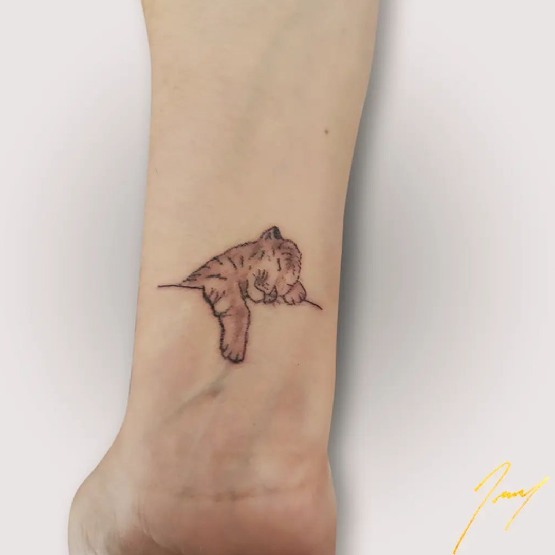 Tatuaje minimalista Barcelona - Líneas simples y elegantes